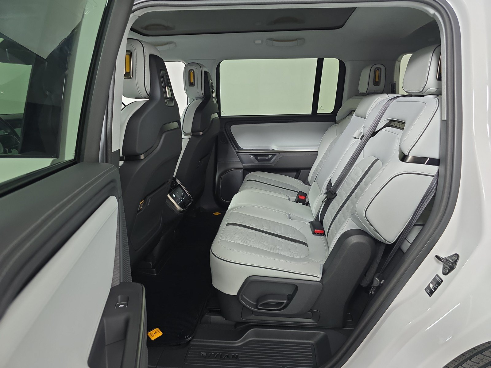 Used 2025 Rivian R1S Adventure AWD/4WD image 21