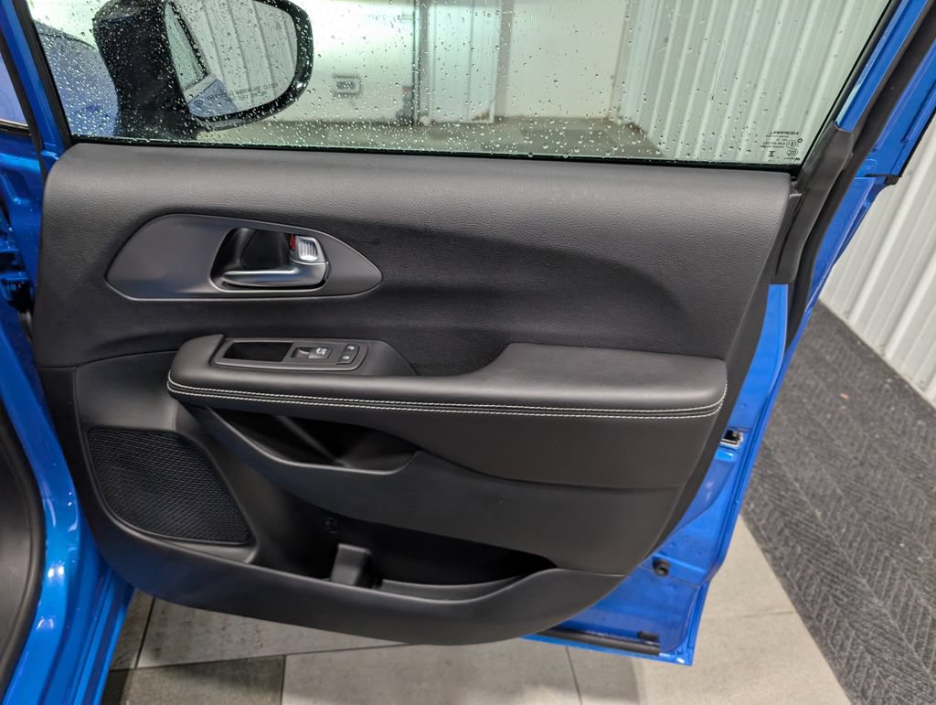 Used 2027 Chrysler Pacifica Select FWD image 26