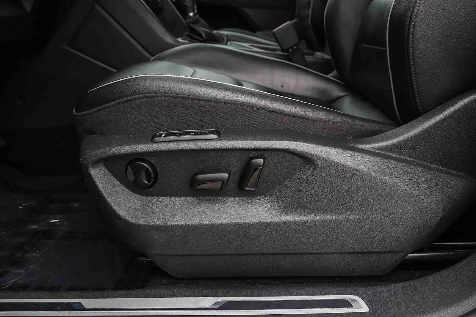 Used 2018 Volkswagen Tiguan SEL Premium FWD image 22