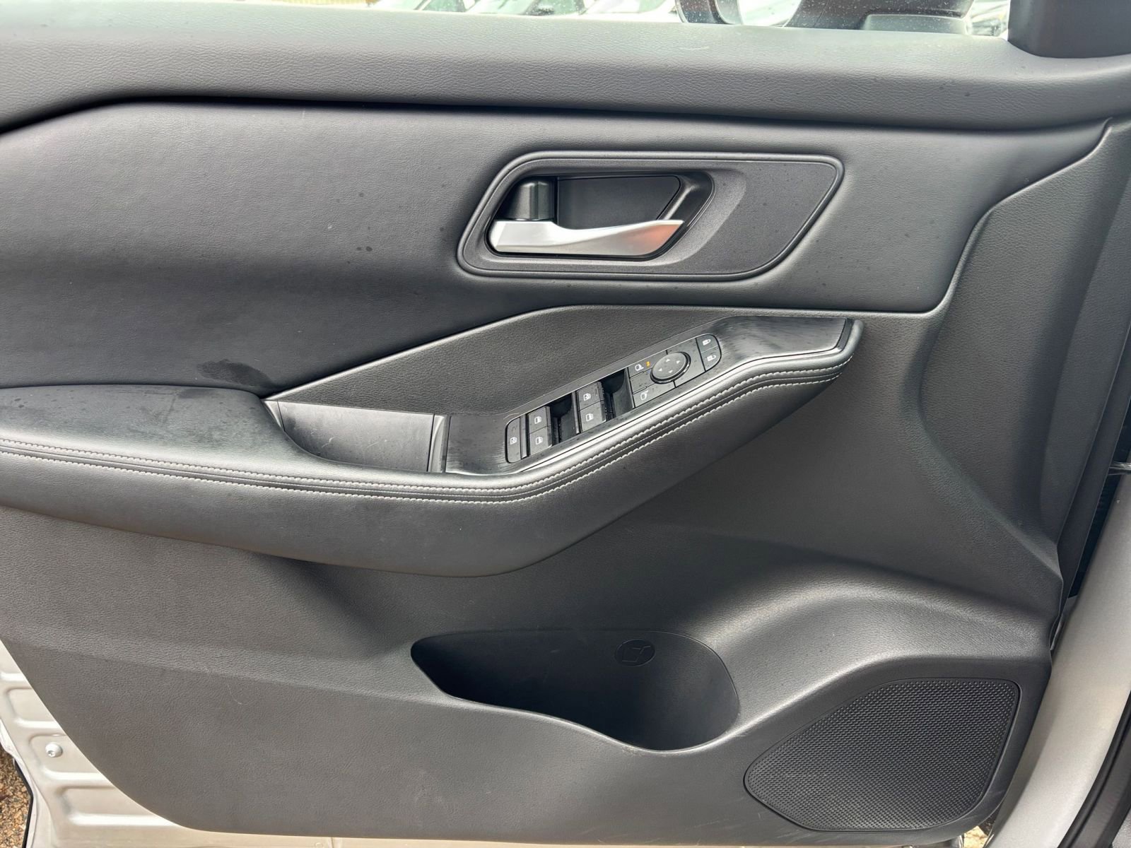 Used 2025 Nissan Rogue SV AWD/4WD image 18