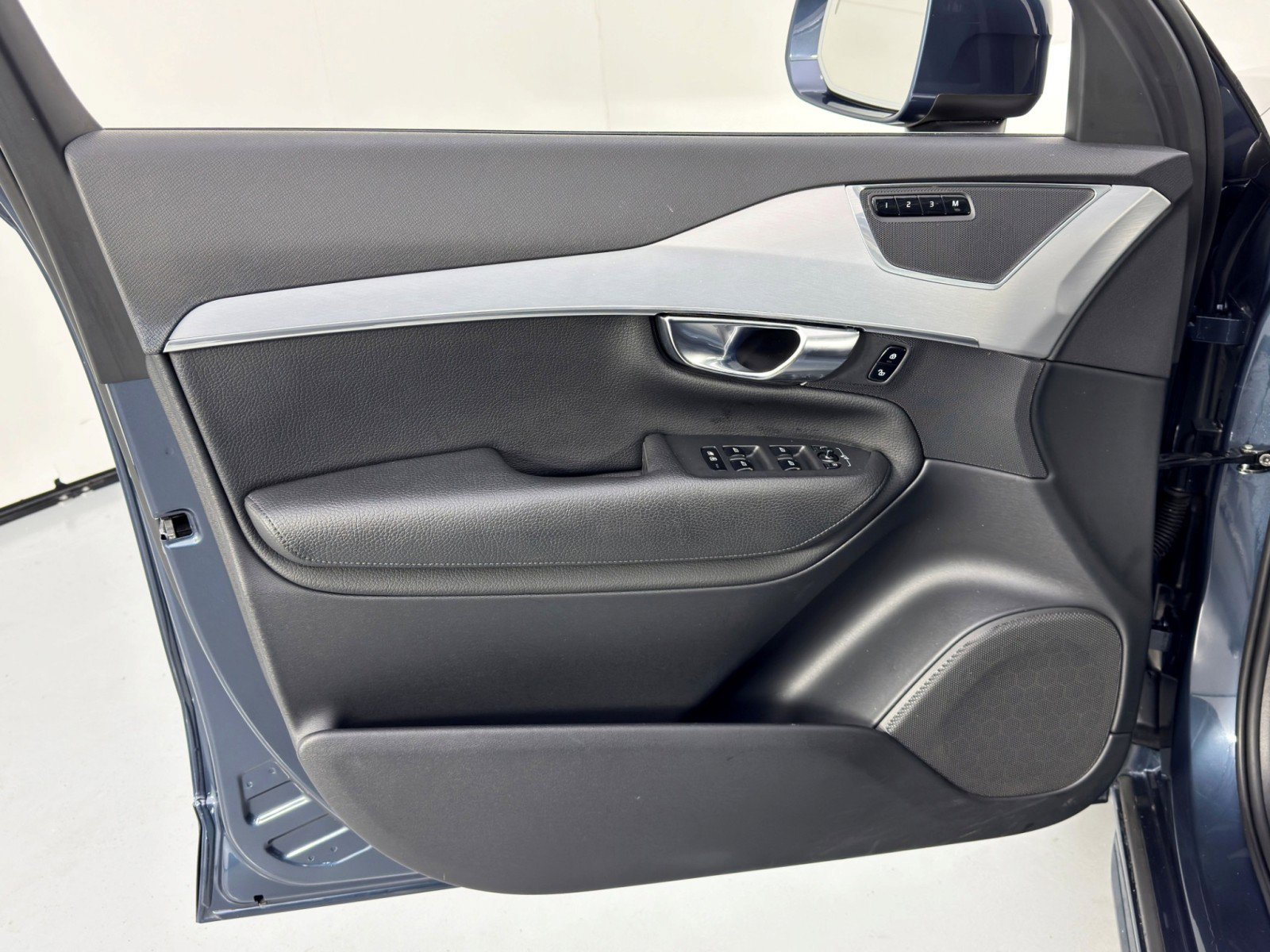 Used 2018 Volvo XC90 T8 Momentum w/ Convenience Package AWD/4WD image 43