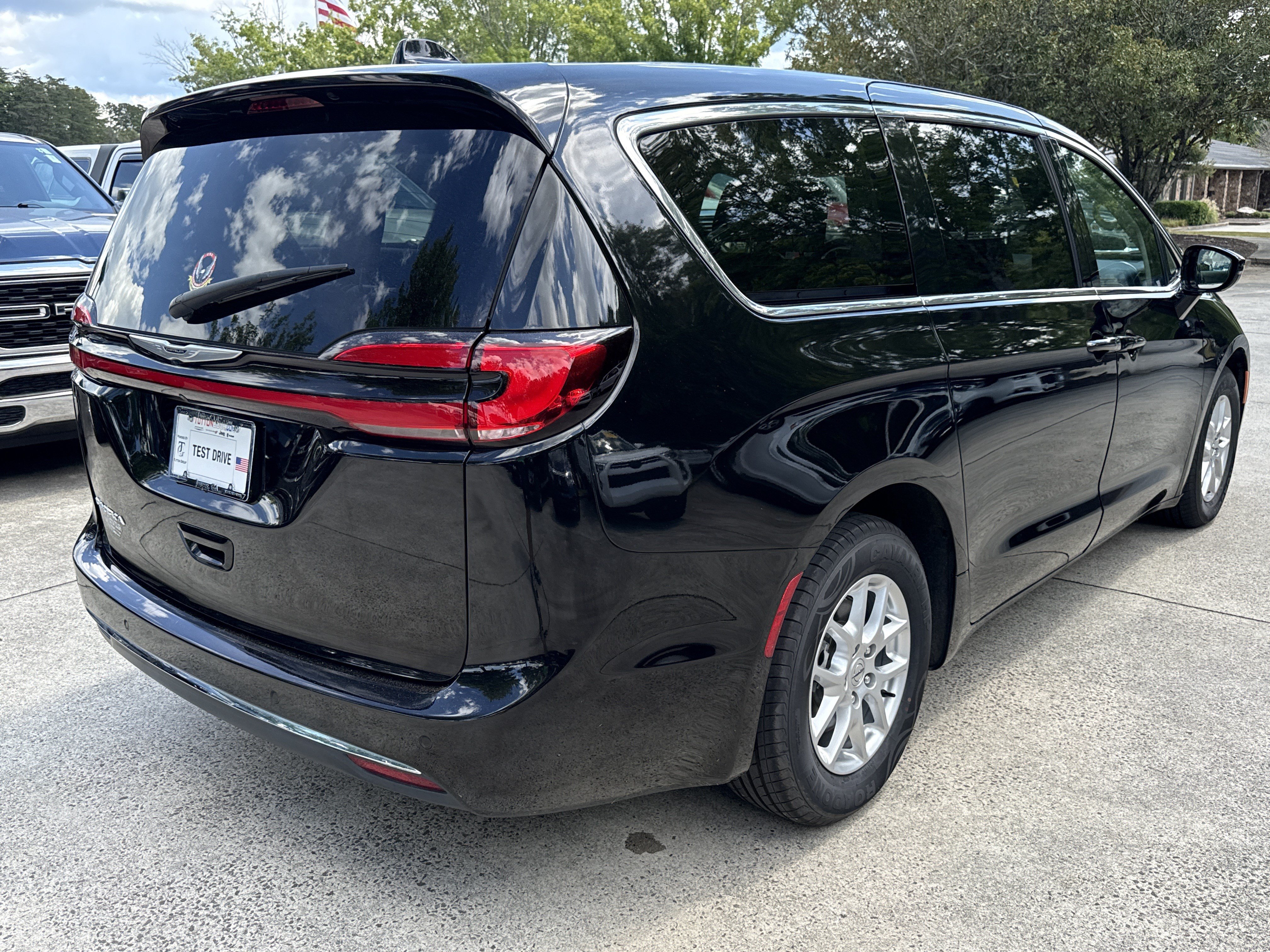 Used 2024 Chrysler Pacifica Touring-L FWD image 7