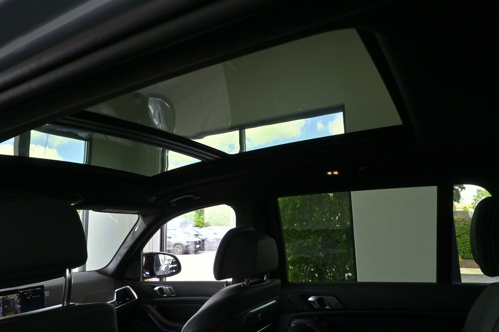 New 2025 BMW X7 M60i w/ Executive Package image 14