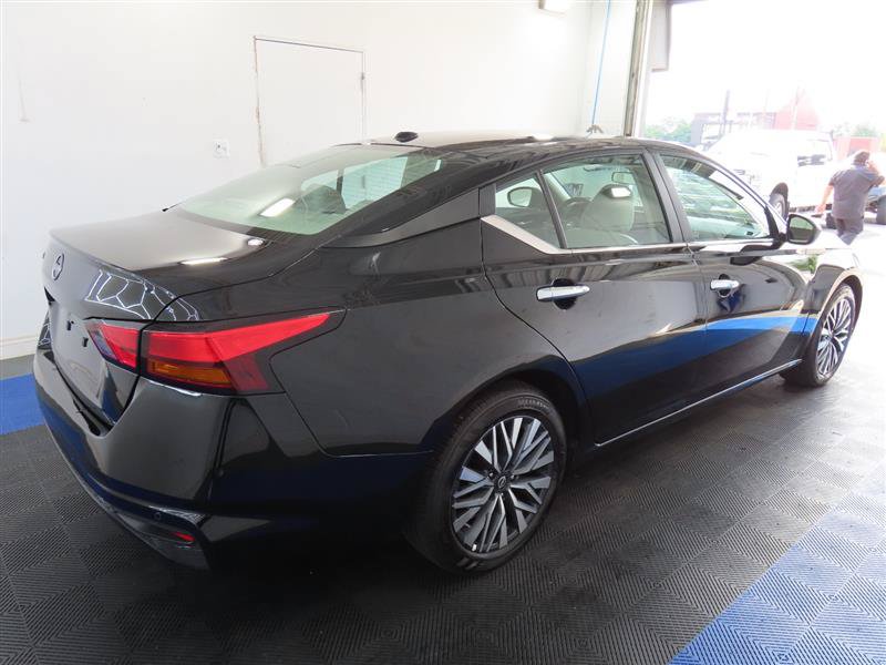 Used 2025 Nissan Altima 2.5 SV FWD image 14