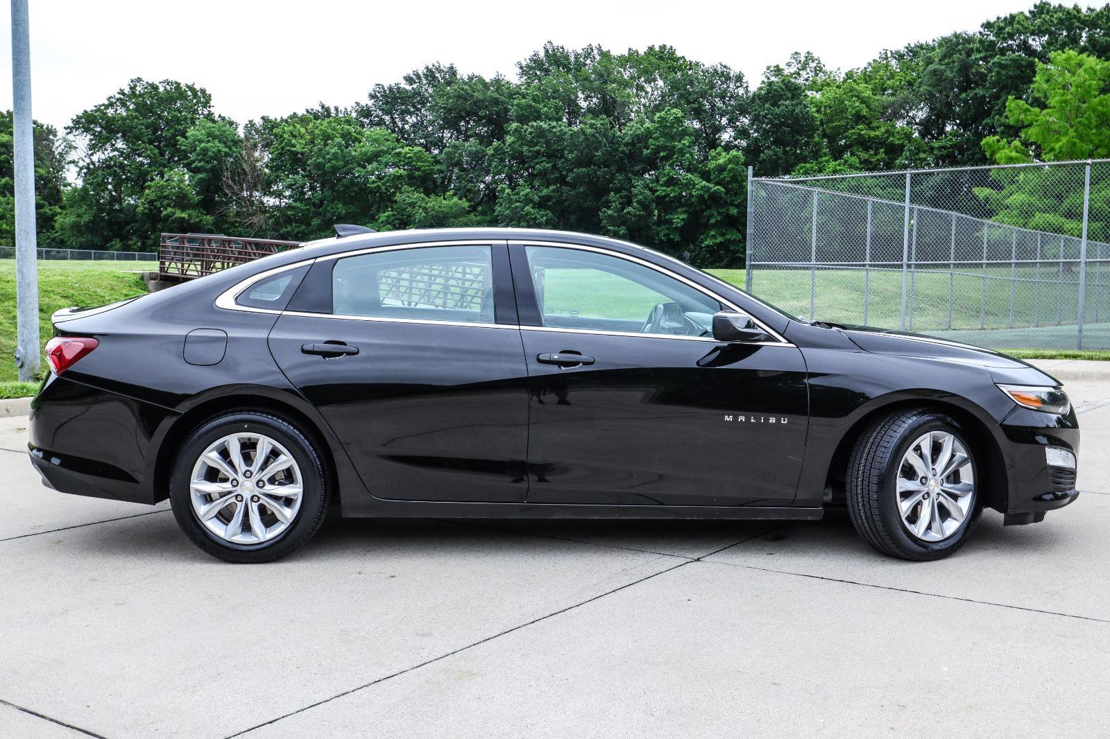 Used 2019 Chevrolet Malibu LT w/ Leather Package FWD image 5