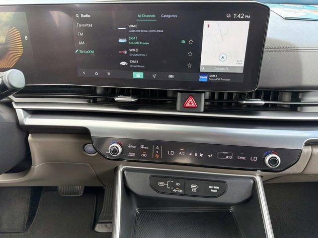 Used 2025 Kia Carnival FWD image 27