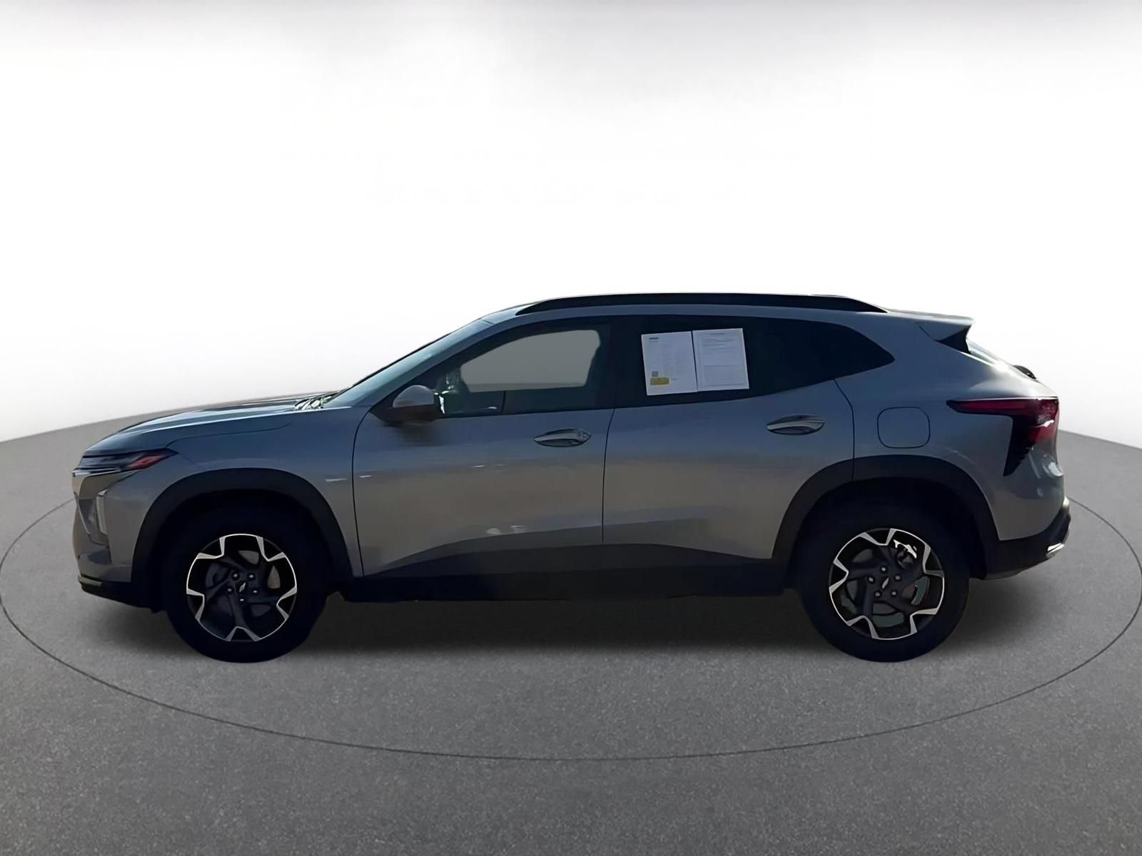 Used 2025 Chevrolet Trax LT FWD image 9