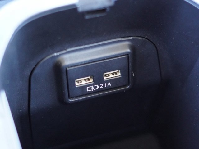 Used 2021 Toyota RAV4 XLE Premium w/ Carpet Mat Package (TMS) FWD image 32
