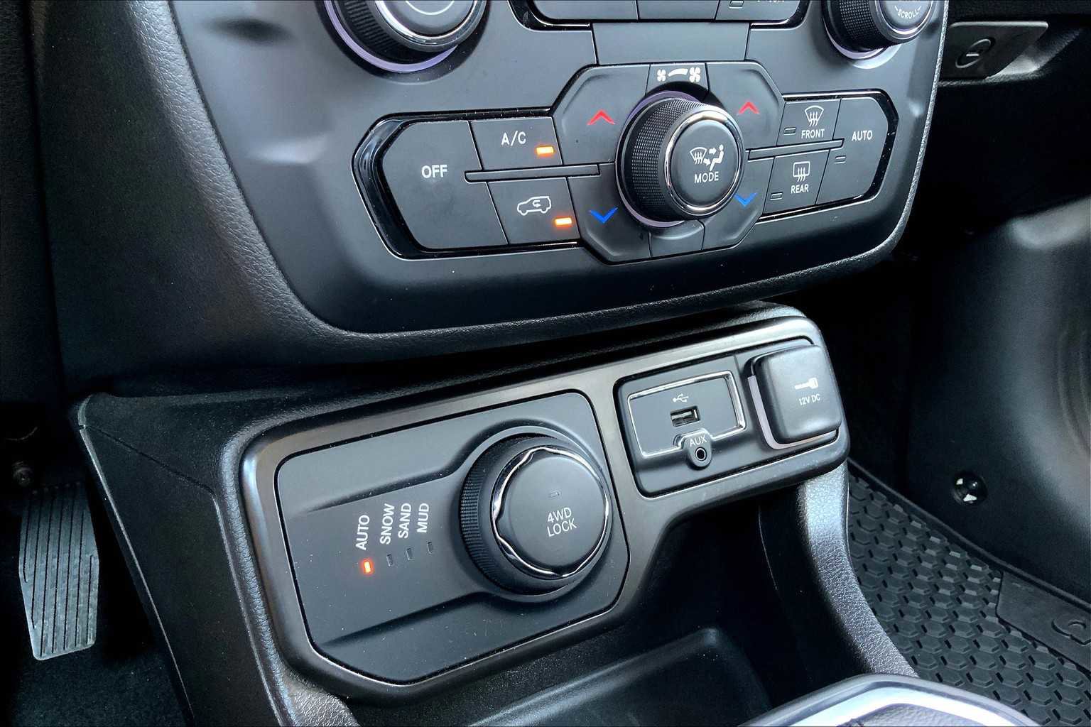 Used 2023 Jeep Renegade Latitude w/ Premium Group image 33