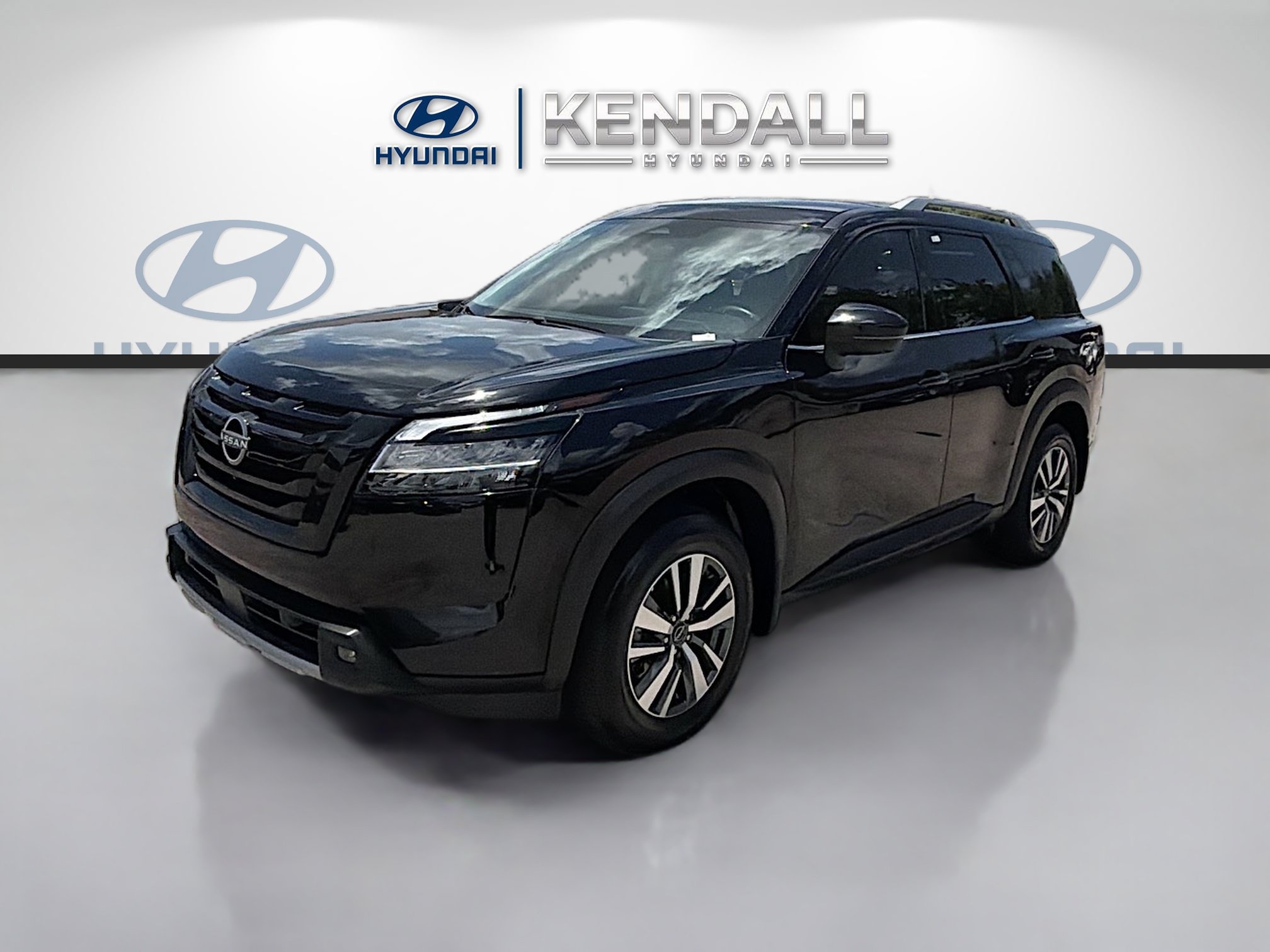 Used 2024 Nissan Pathfinder SL w/ Black Appearance Package FWD image 3