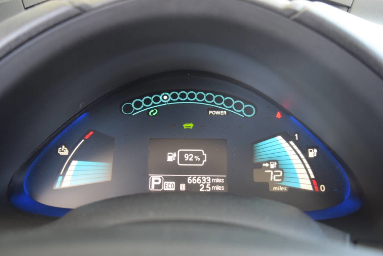 Used 2015 Nissan Leaf SL w/ Premium Package image 16