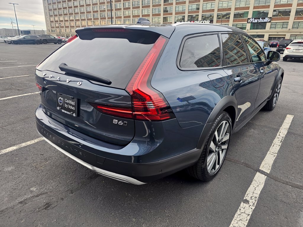 Used 2025 Volvo V90 B6 Cross Country Ultra AWD/4WD image 5