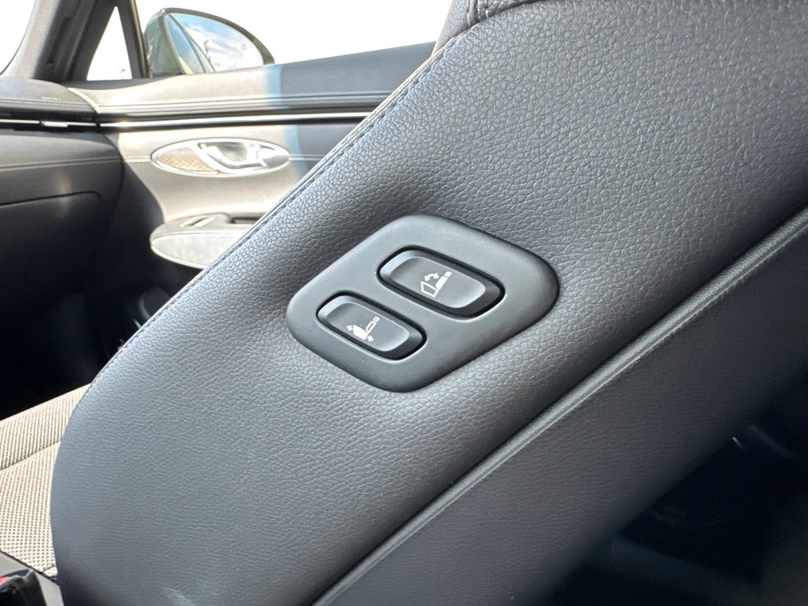 Used 2024 Genesis GV70 2.5T w/ Sport Prestige Package AWD/4WD image 17