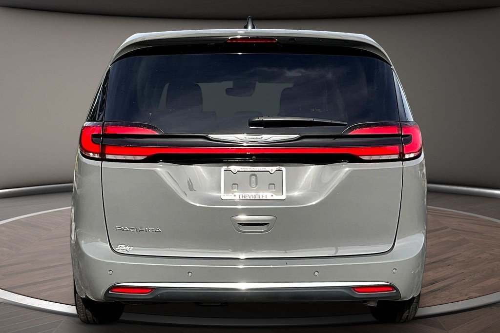 Used 2023 Chrysler Pacifica Touring-L FWD image 5