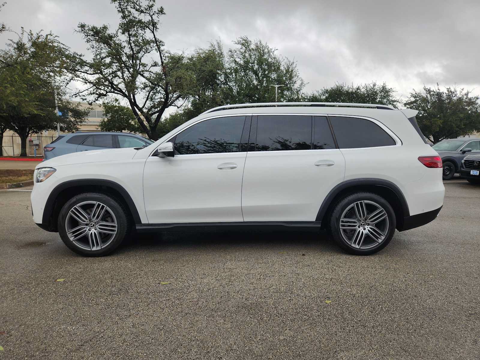 Used 2025 Mercedes-Benz GLS 450 4MATIC image 4