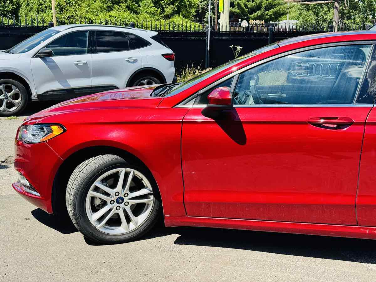 Used 2018 Ford Fusion SE w/ Fusion SE Technology Package FWD image 9
