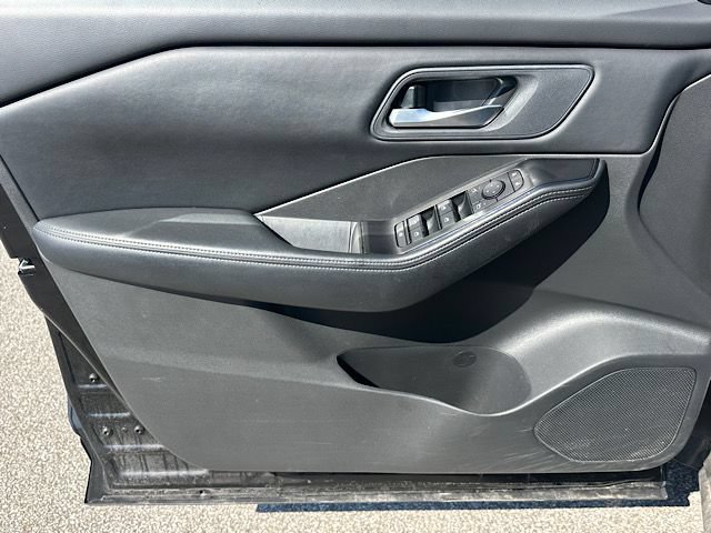 Used 2025 Nissan Rogue SV FWD image 15