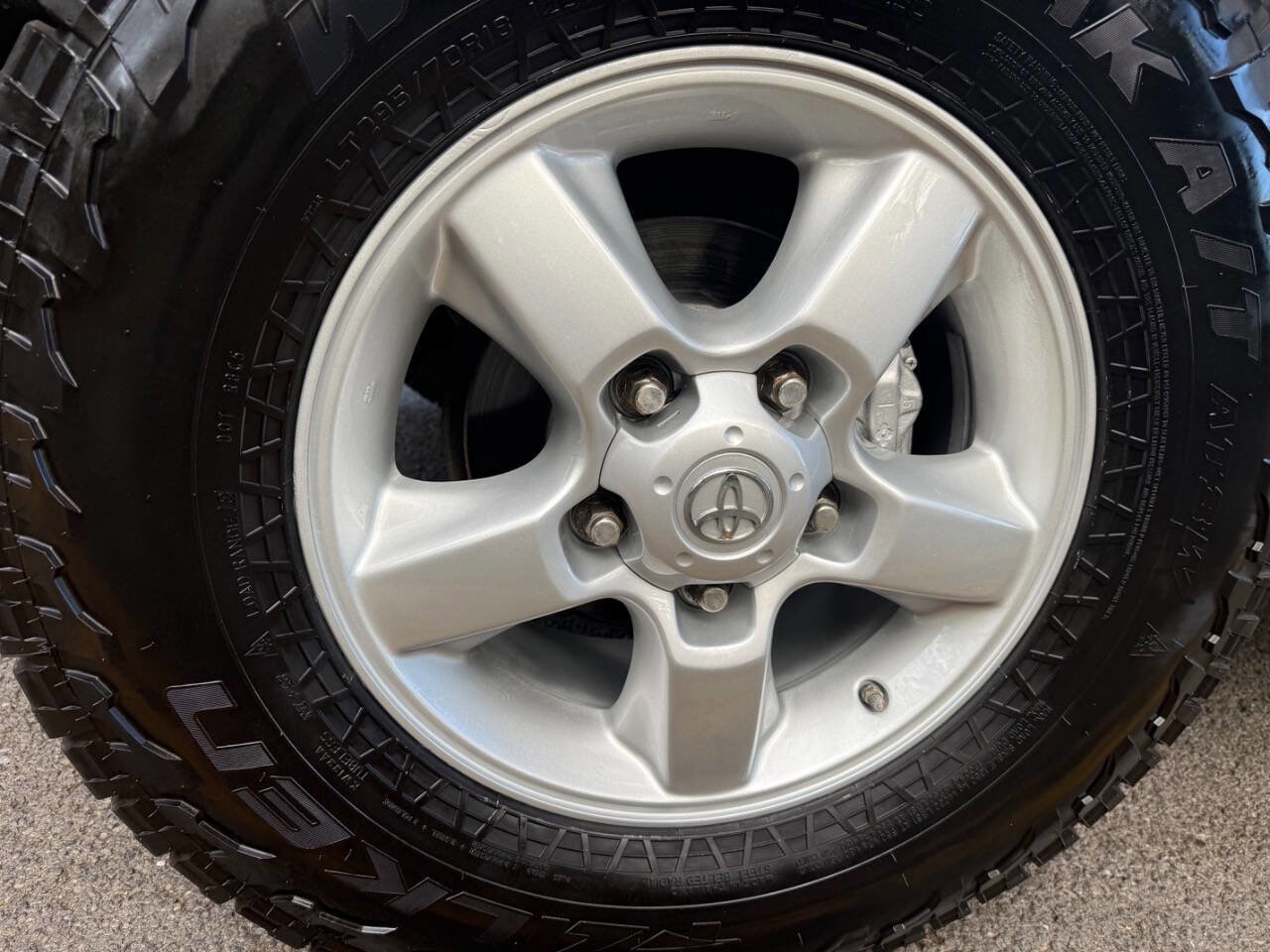 Used 2006 Toyota Land Cruiser image 30