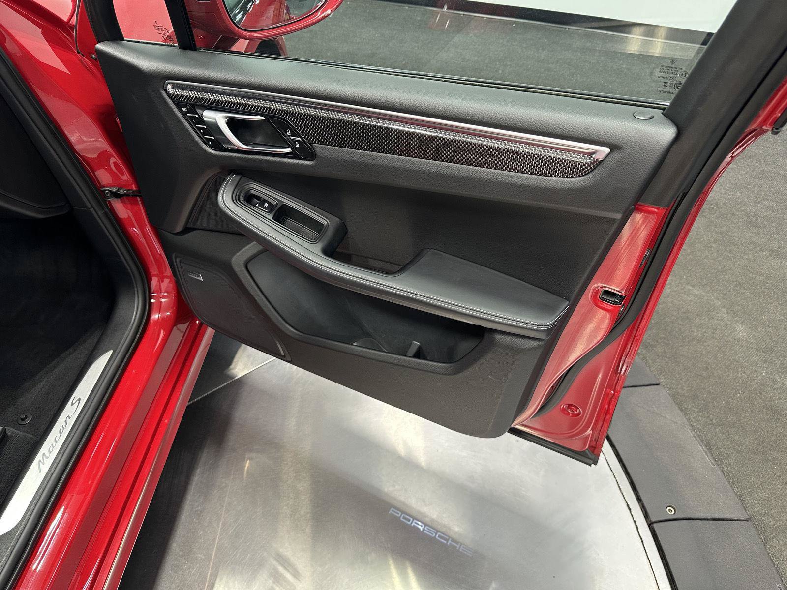 Used 2024 Porsche Macan S AWD/4WD image 38