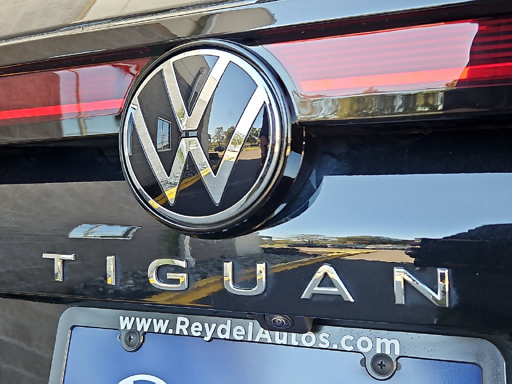 Certified 2025 Volkswagen Tiguan SE w/ Panoramic Sunroof Package AWD/4WD image 32