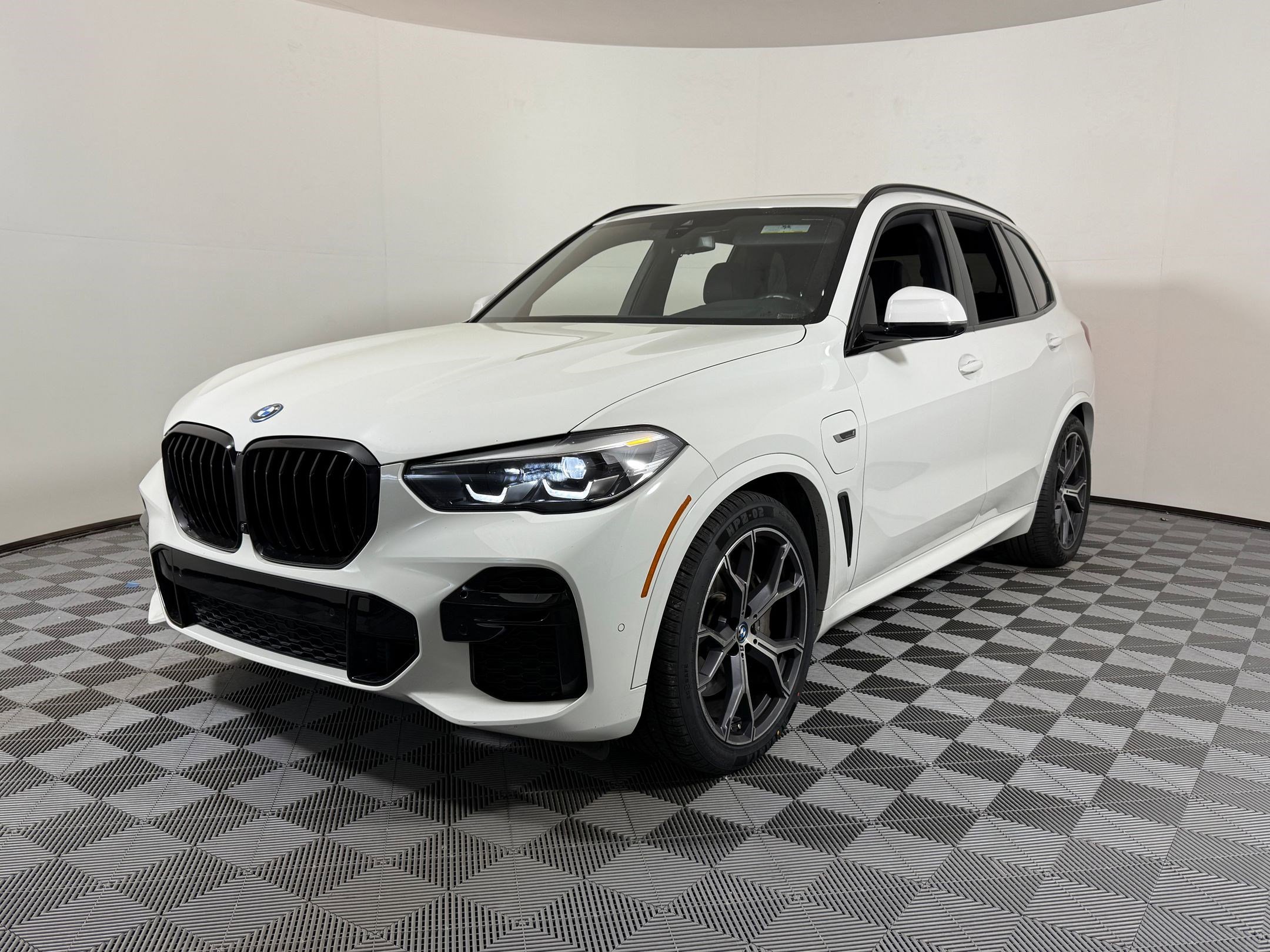 Used 2022 BMW X5 xDrive45e w/ M Sport Package image 1