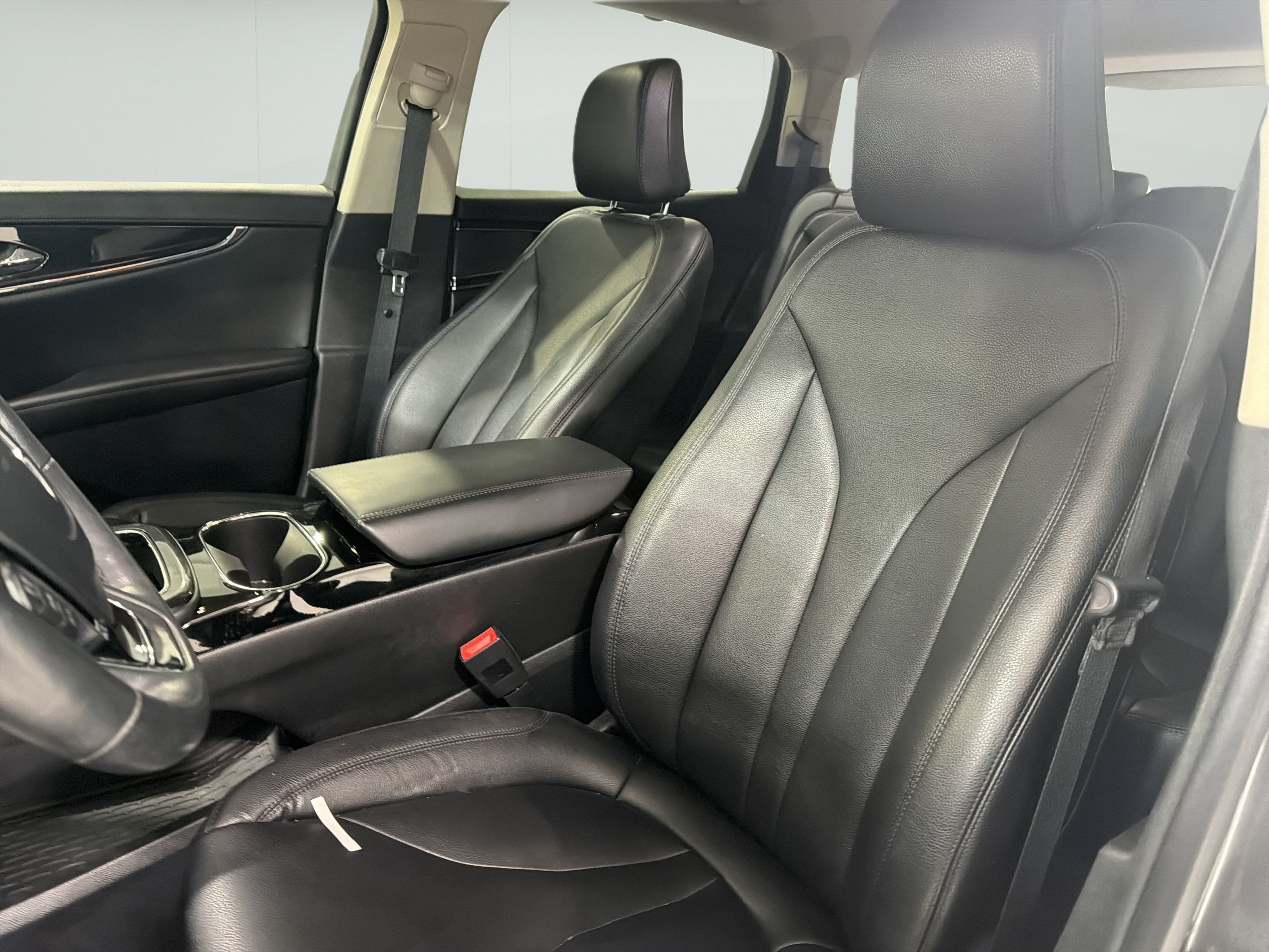 Used 2023 Lincoln Nautilus FWD w/ Premium Package image 9