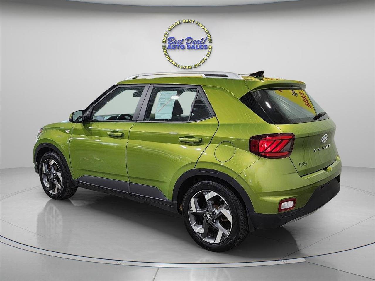 Used 2022 Hyundai Venue SEL FWD image 4