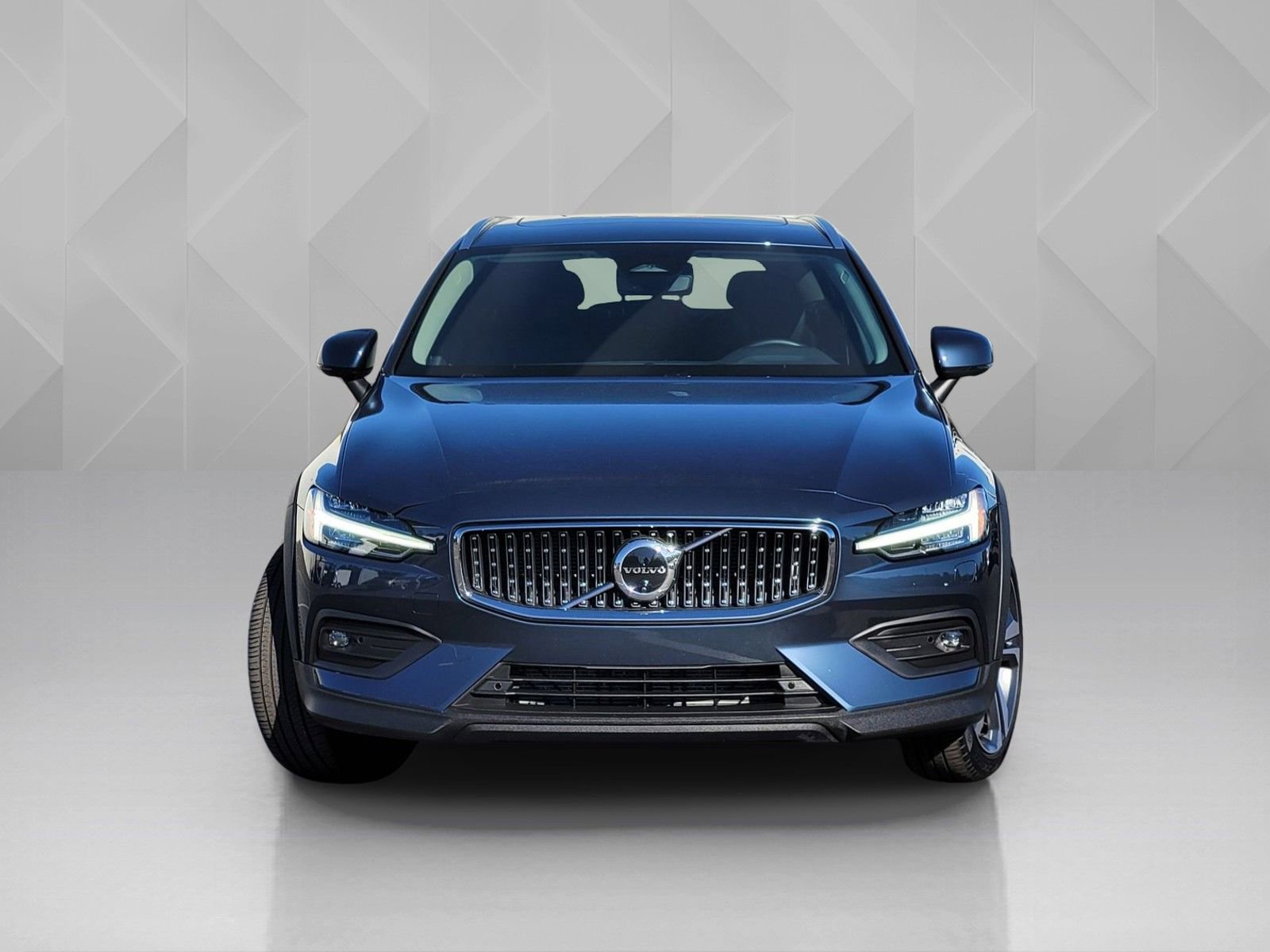 Used 2025 Volvo V60 B5 Cross Country Plus image 2