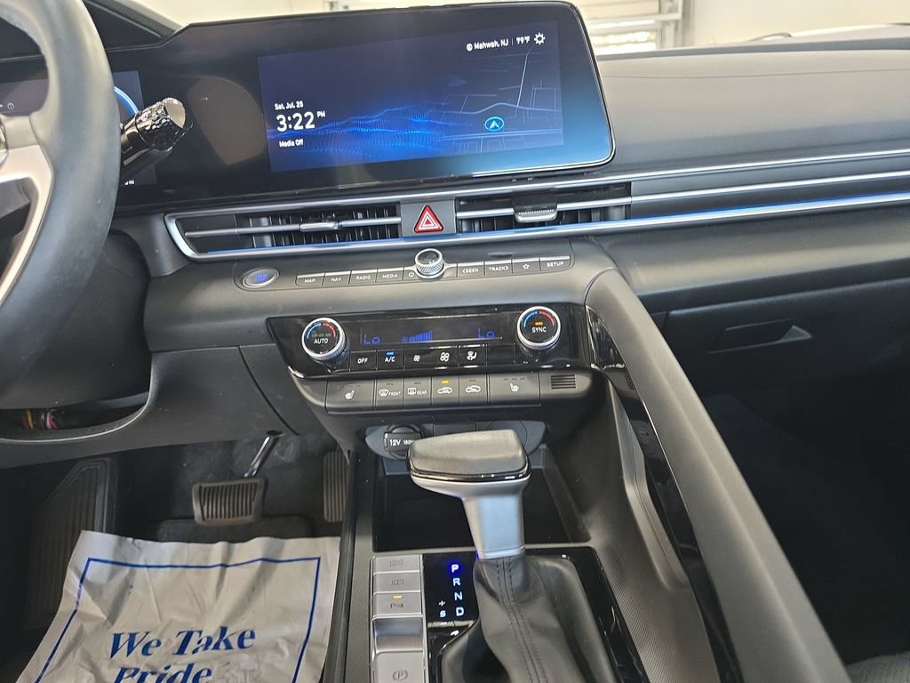 Certified 2024 Hyundai Elantra Limited FWD image 19