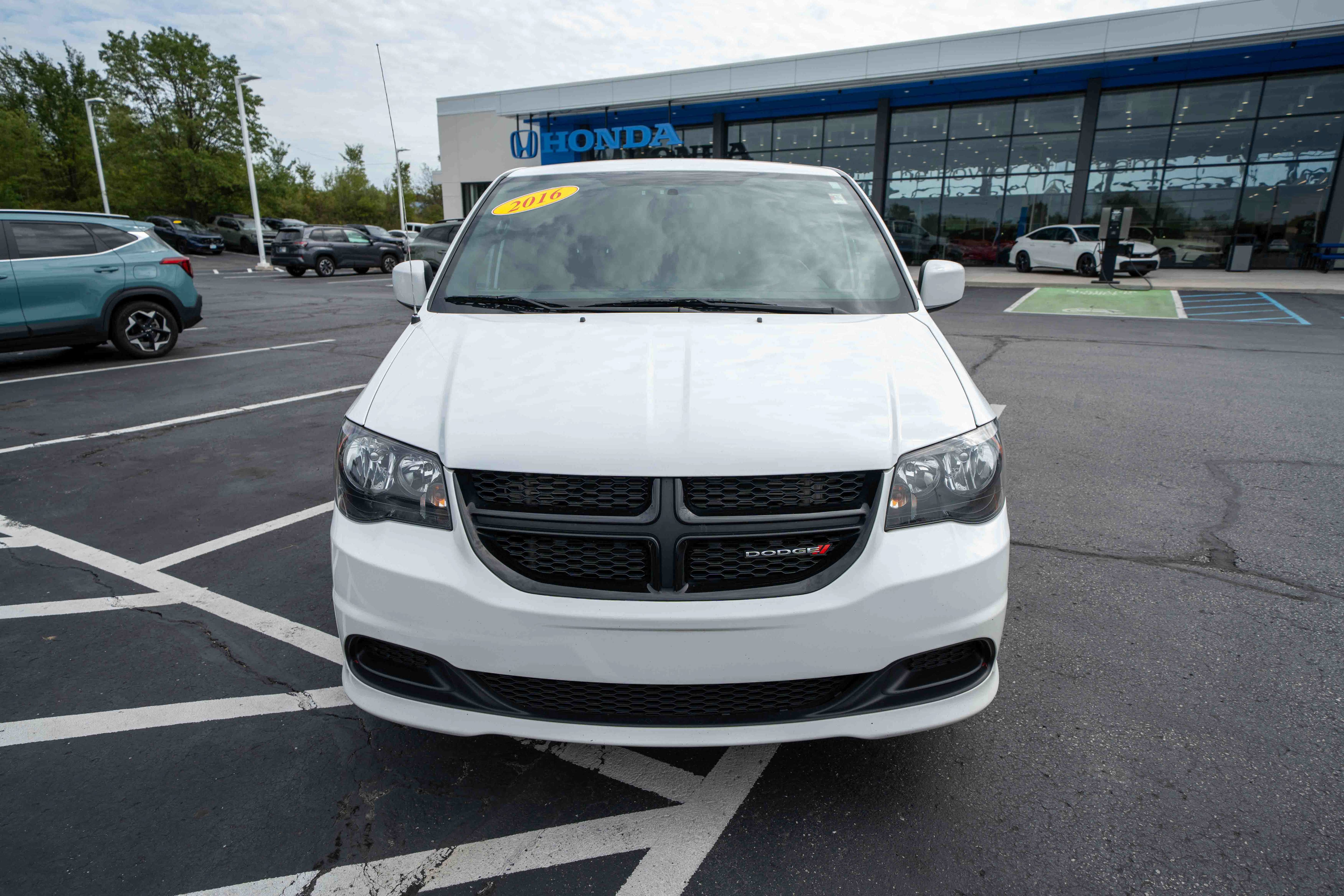 Used 2016 Dodge Grand Caravan SE FWD image 2