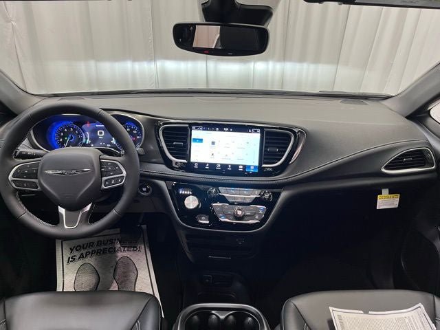 New 2026 Chrysler Pacifica Select AWD/4WD image 4