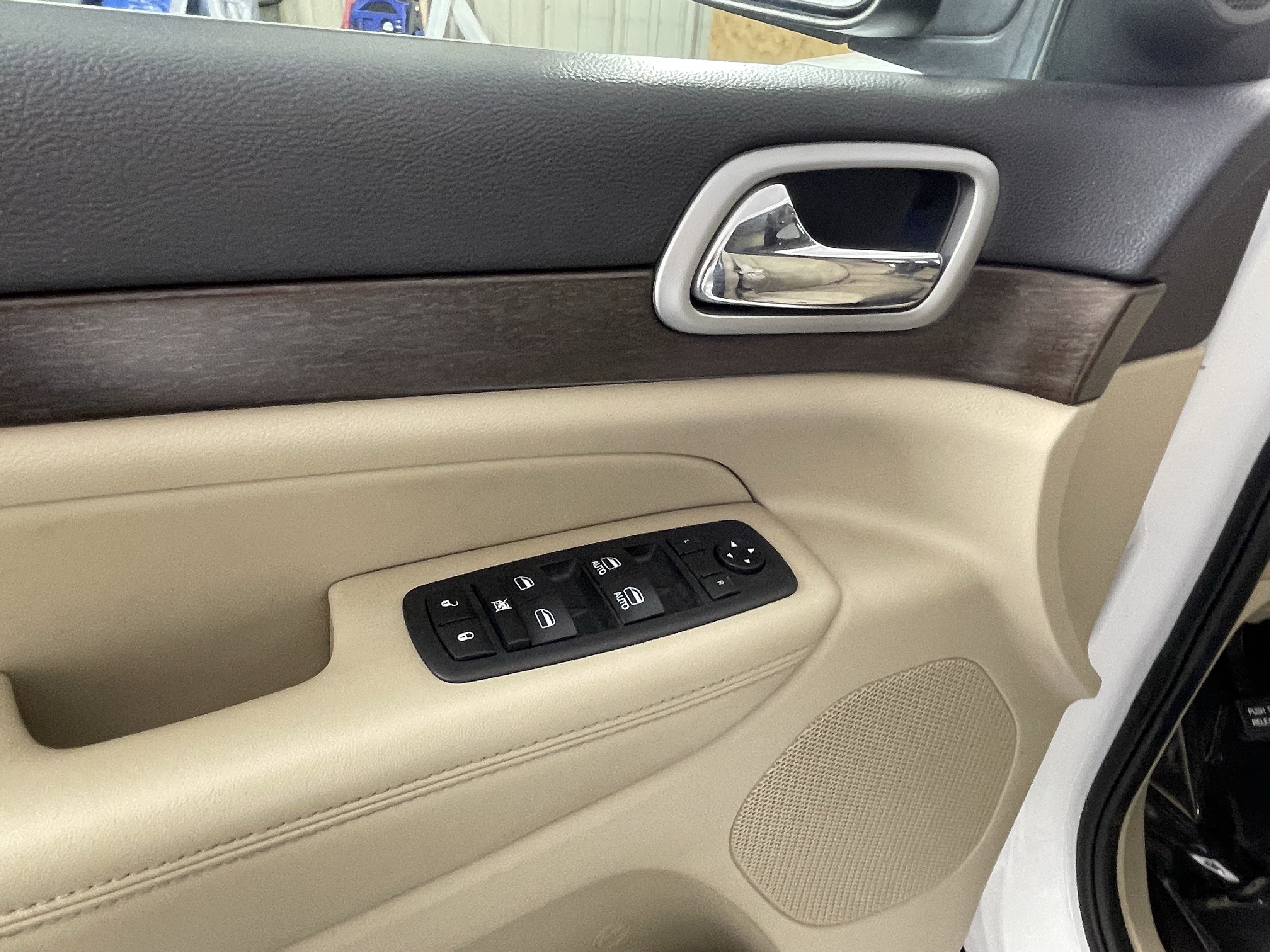 Used 2018 Jeep Grand Cherokee Laredo AWD/4WD image 16
