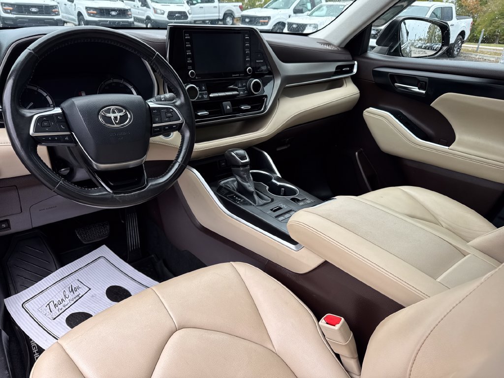 Used 2020 Toyota Highlander XLE AWD/4WD image 14