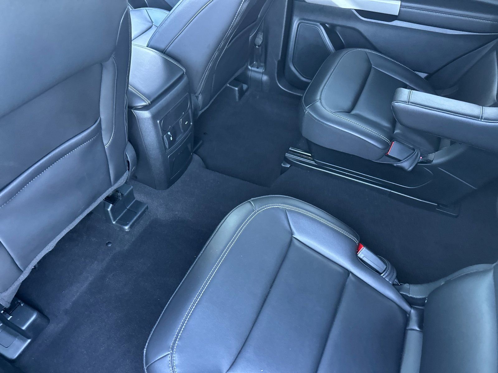 Used 2024 Ford Explorer XLT w/ Equipment Group 202A image 12