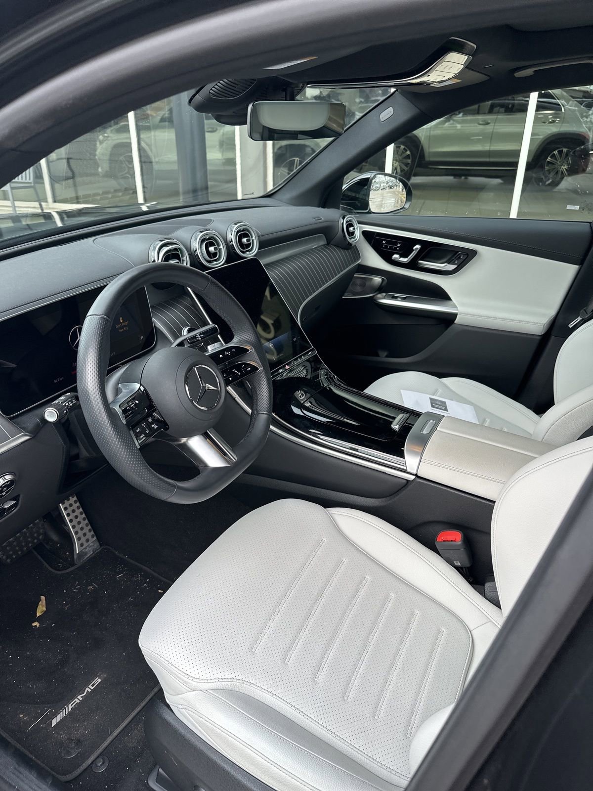 Used 2025 Mercedes-Benz GLC 300 4MATIC image 14