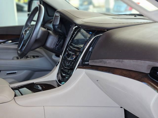 Used 2017 Cadillac Escalade Luxury image 13
