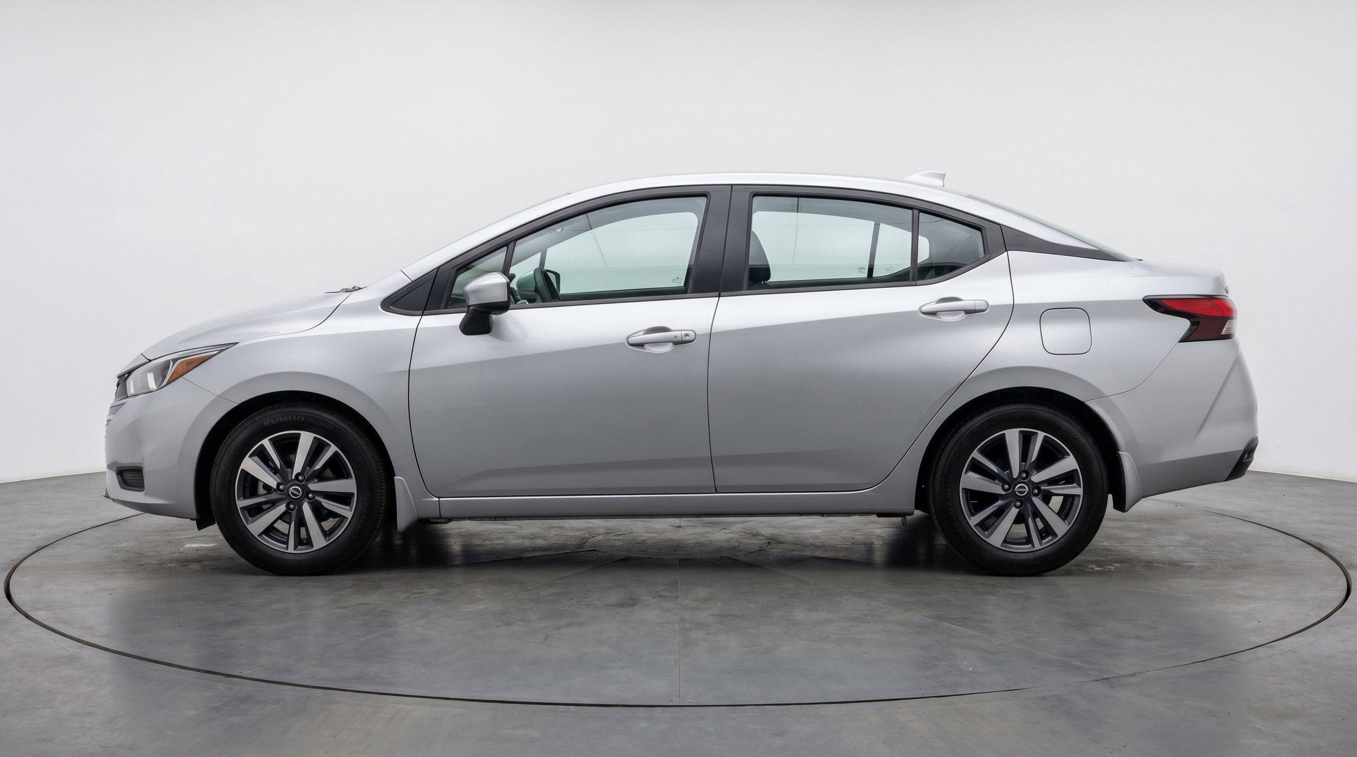 Used 2025 Nissan Versa SV FWD image 5