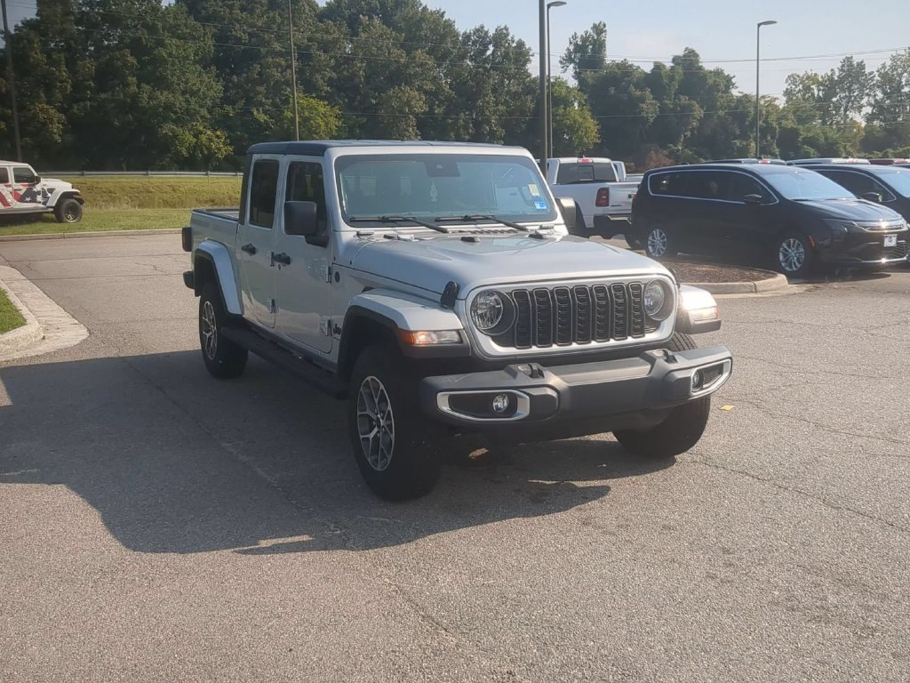 Used 2024 Jeep Gladiator Sport AWD/4WD image 7