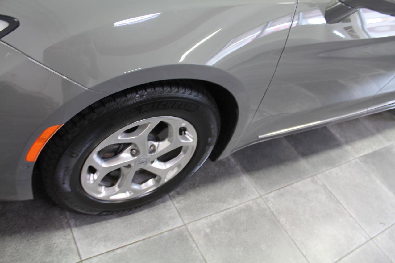 Used 2022 Chrysler Pacifica Limited image 40