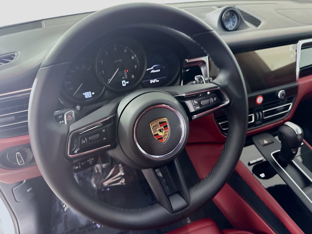 Certified 2025 Porsche Macan image 12