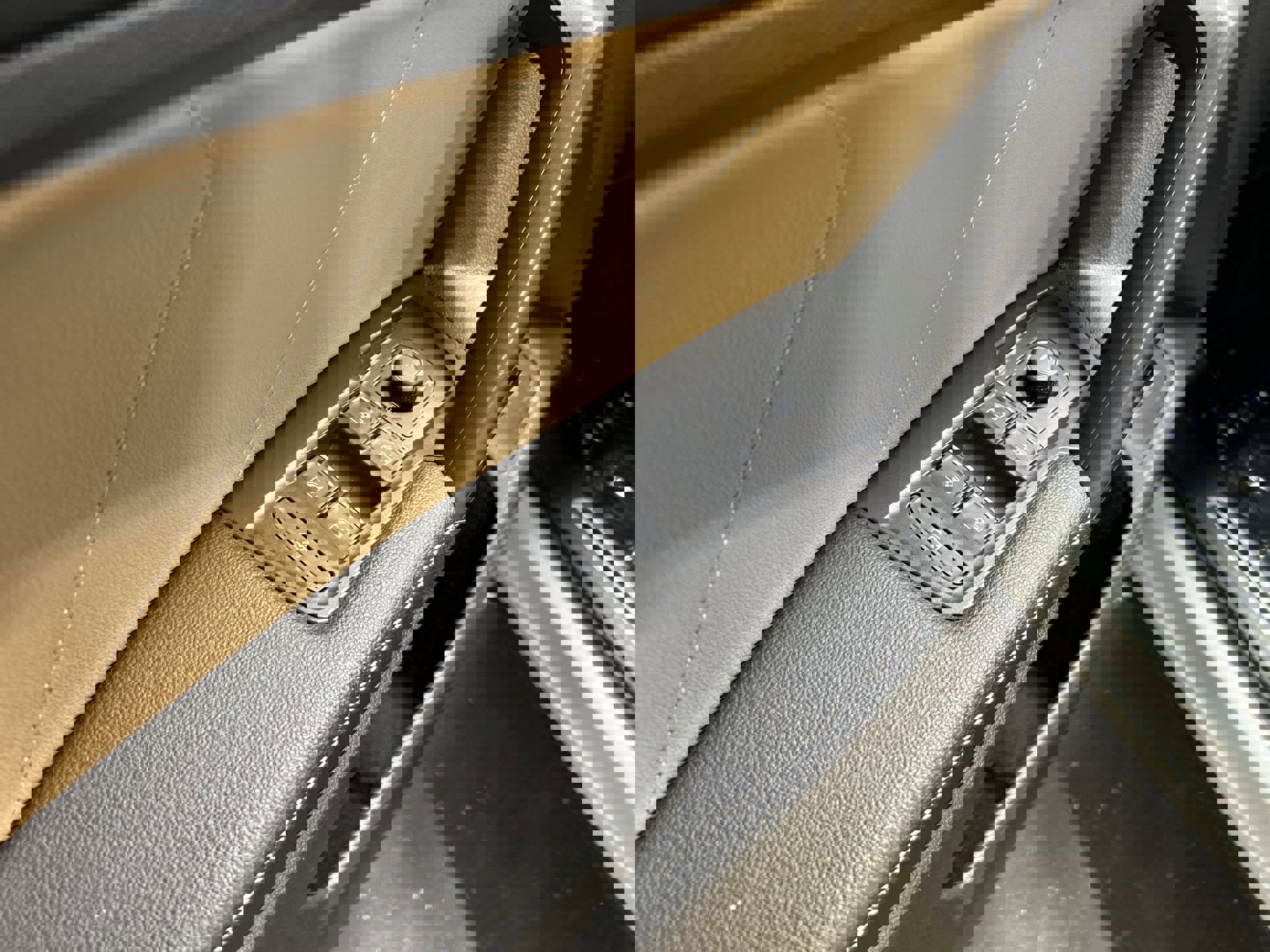 Used 2022 Volkswagen Tiguan SE R-Line image 25