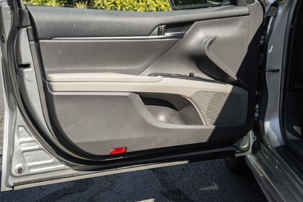 Used 2020 Toyota Camry SE w/ Sunroof Package FWD image 34