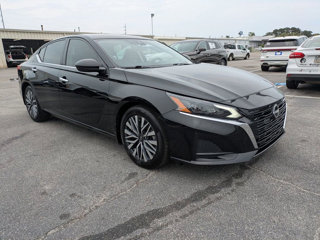 Used 2024 Nissan Altima 2.5 SV FWD image 2