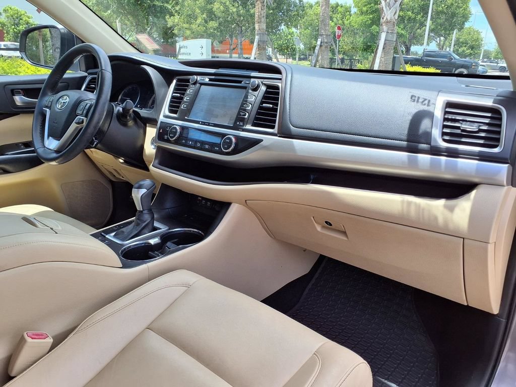 Used 2019 Toyota Highlander XLE FWD image 11