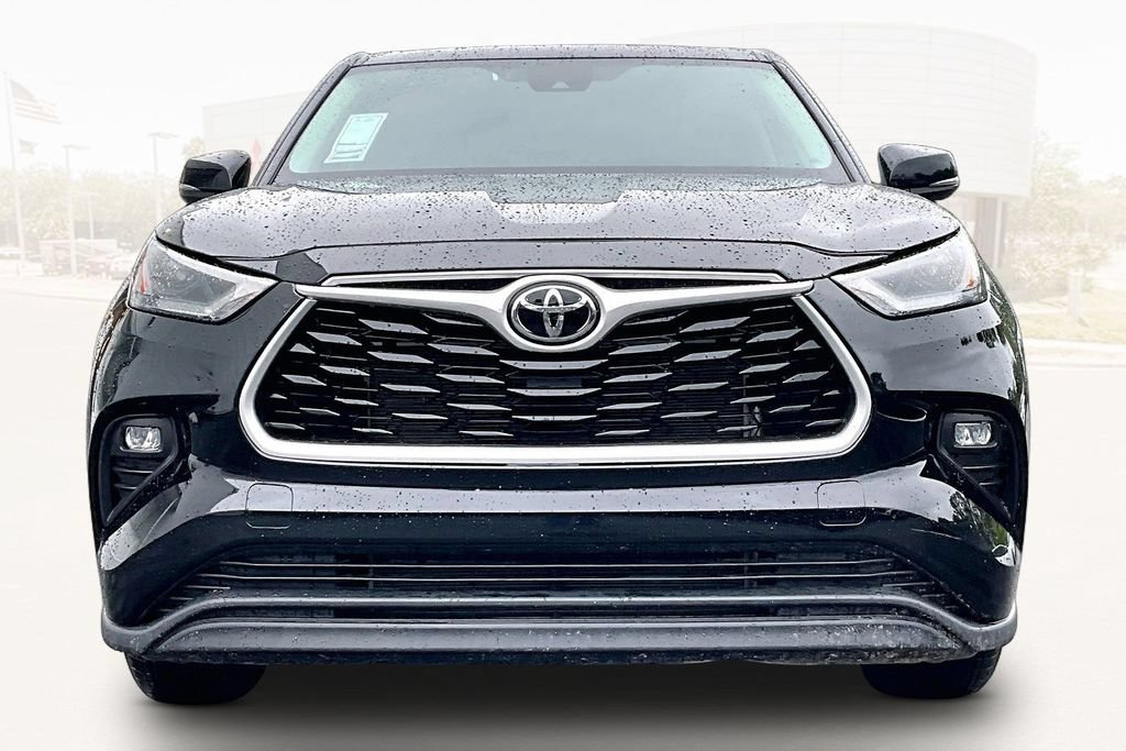 Used 2025 Toyota Highlander LE FWD image 2