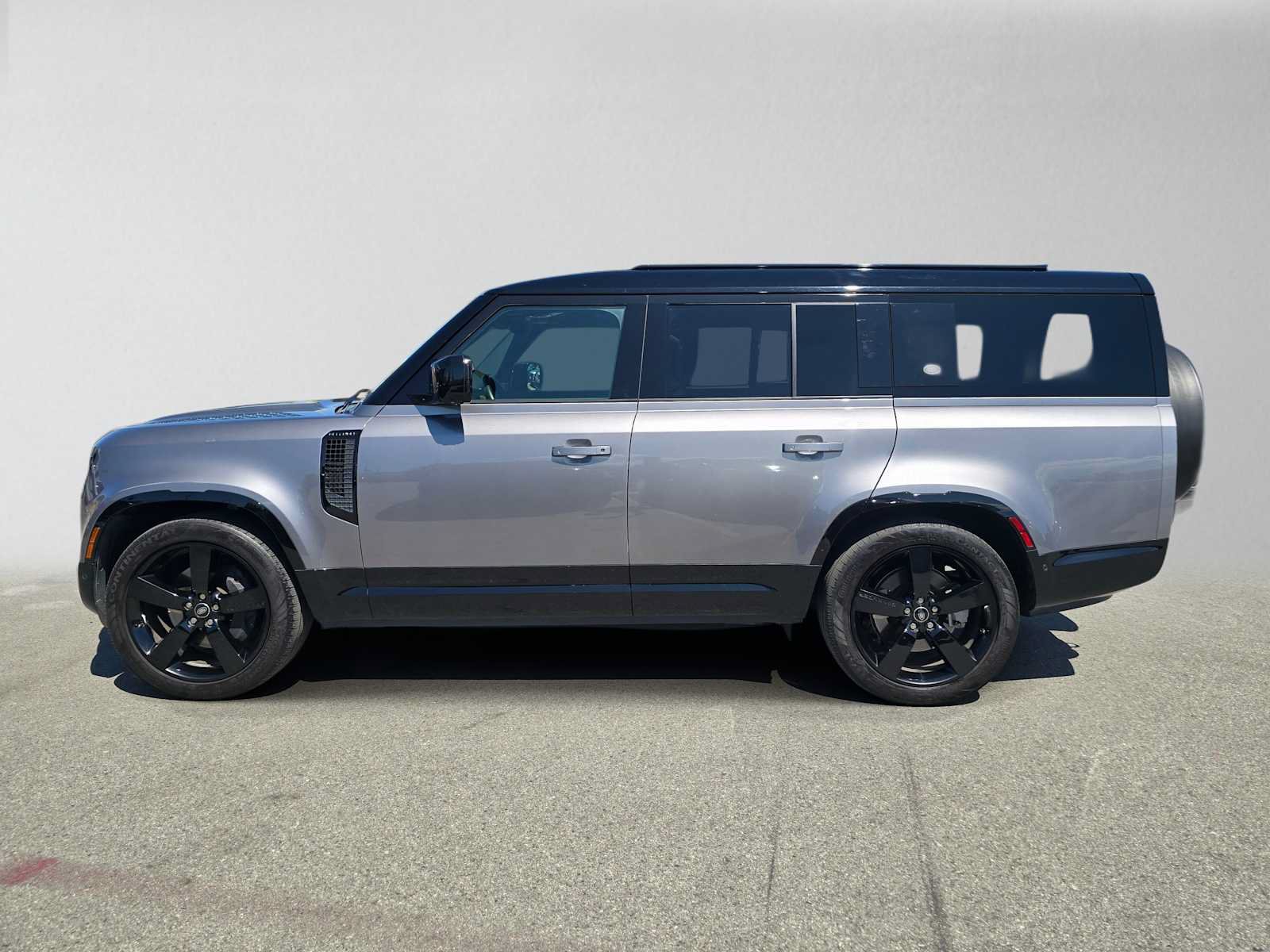 Used 2024 Land Rover Defender 130 X-Dynamic SE AWD/4WD image 7