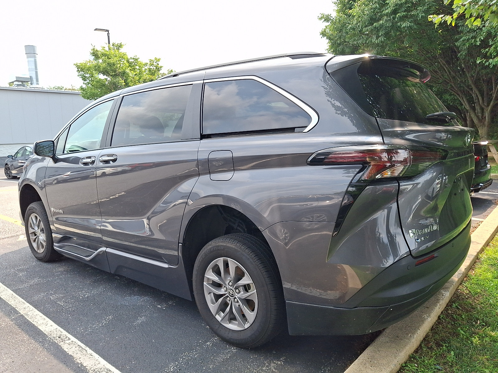 Used 2025 Toyota Sienna XLE w/ XLE Plus Package FWD image 3