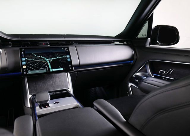 Used 2025 Land Rover Range Rover SE image 16