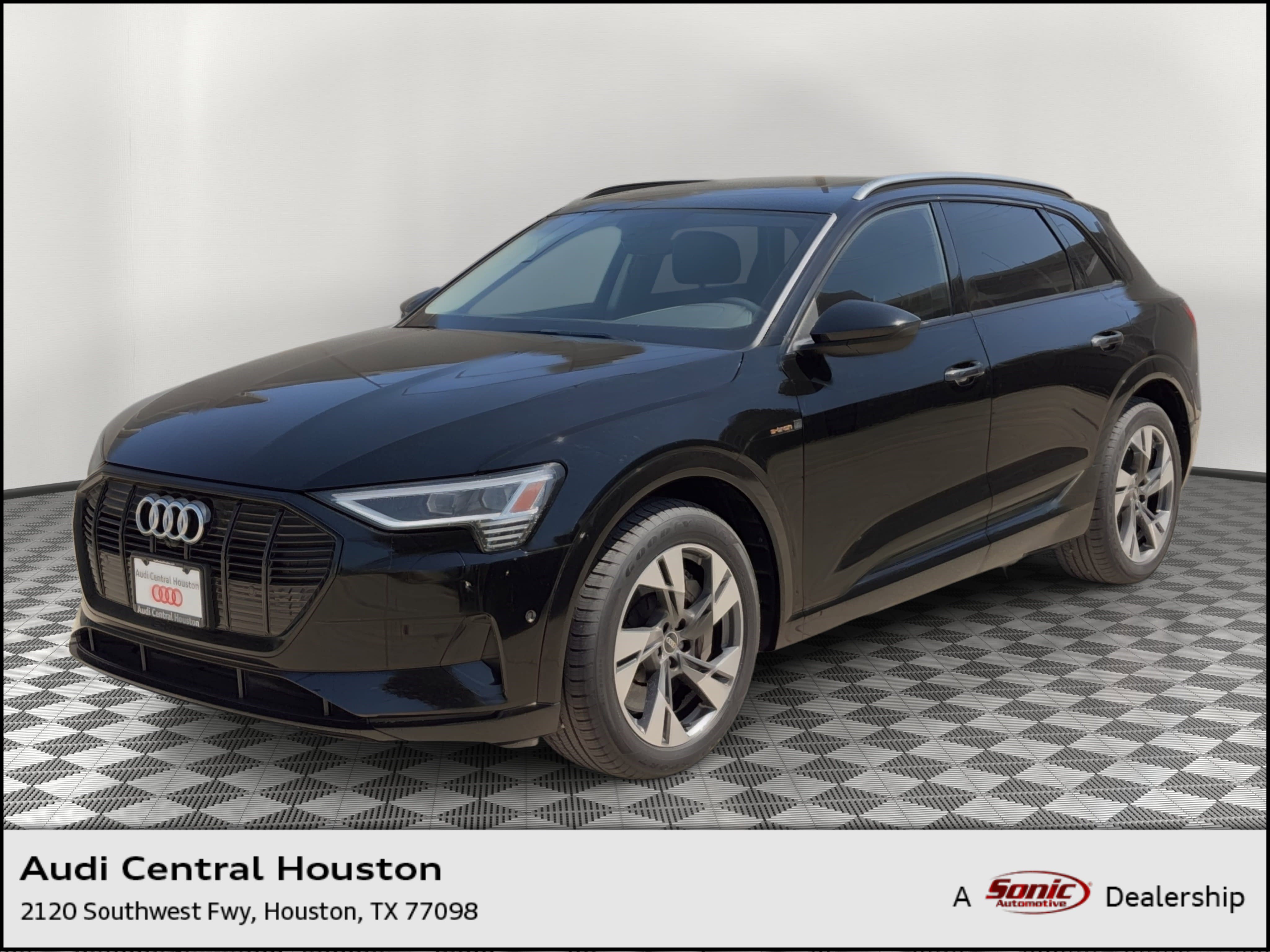 Used 2021 Audi e-tron Premium w/ Convenience Plus Package image 1