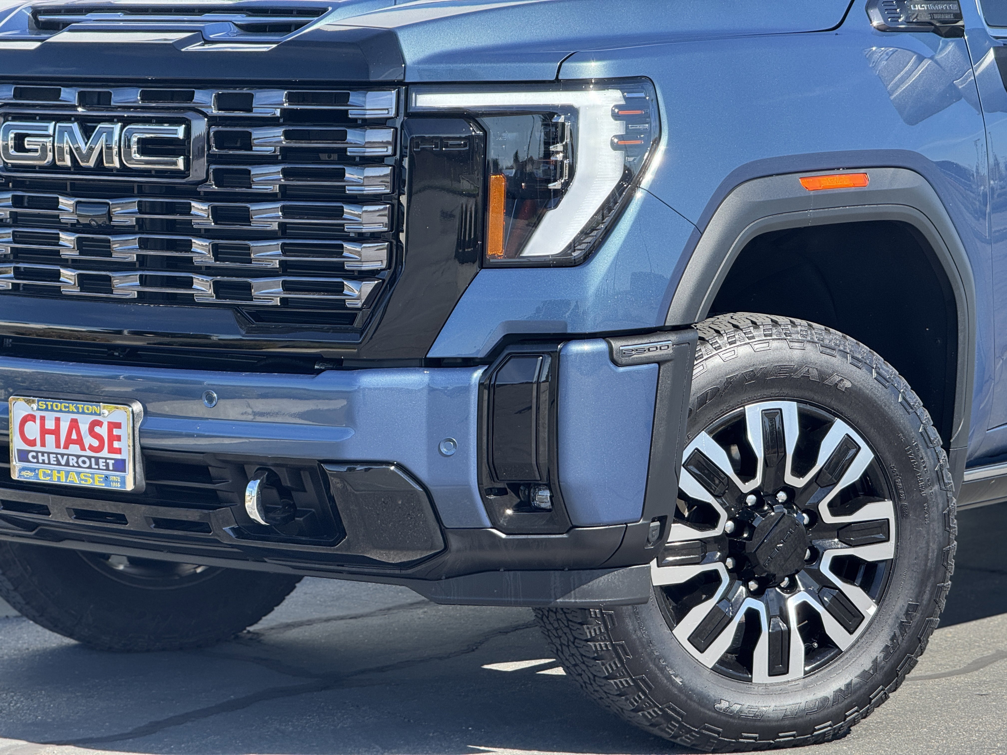 Used 2025 GMC Sierra 2500 Denali Ultimate w/ Max Trailering Package image 3